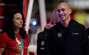 Ivana Andrés y Luis Rubiales, en el aeropuerto de Barajas.