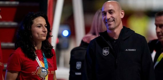 Ivana Andrés y Luis Rubiales, en el aeropuerto de Barajas.