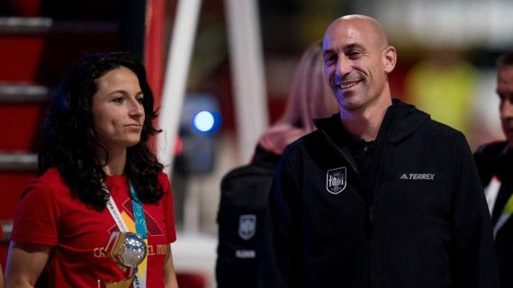 Ivana Andrés y Luis Rubiales, en el aeropuerto de Barajas.