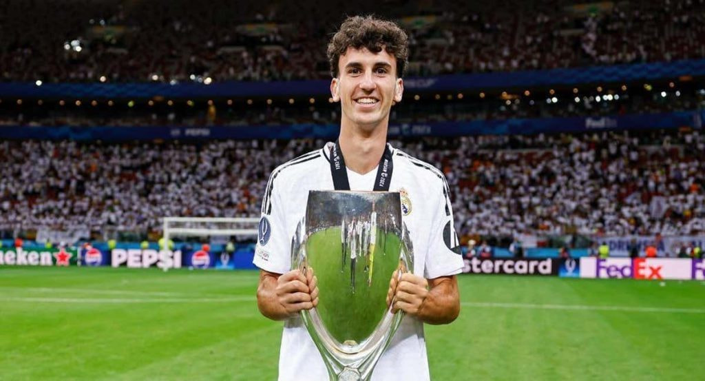 Jacobo Ramón posa con la Supercopa de Europa conquistada por el Real Madrid en Varsovia.