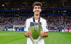 Jacobo Ramón posa con la Supercopa de Europa conquistada por el Real Madrid en Varsovia.