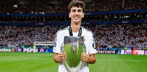 Jacobo Ramón posa con la Supercopa de Europa conquistada por el Real Madrid en Varsovia.