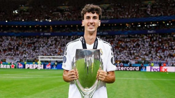 Jacobo Ramón posa con la Supercopa de Europa conquistada por el Real Madrid en Varsovia.