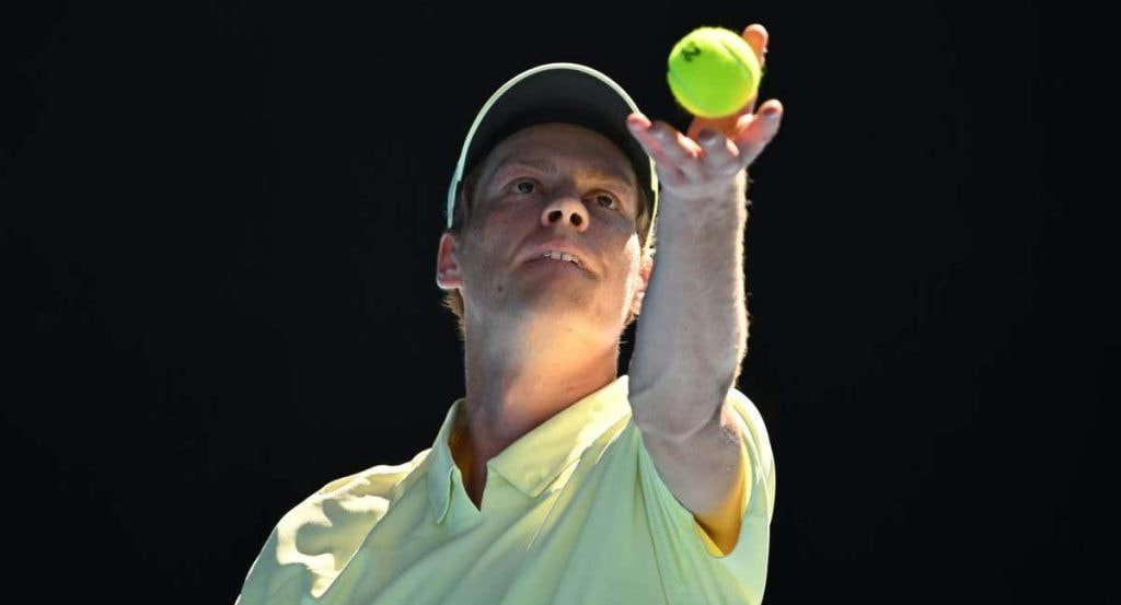 Jannik Sinner durante una exhibición de tenis.