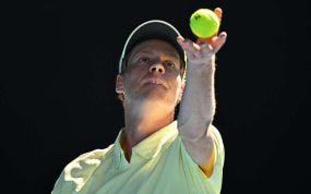 Jannik Sinner durante una exhibición de tenis.