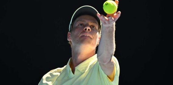 Jannik Sinner durante una exhibición de tenis.