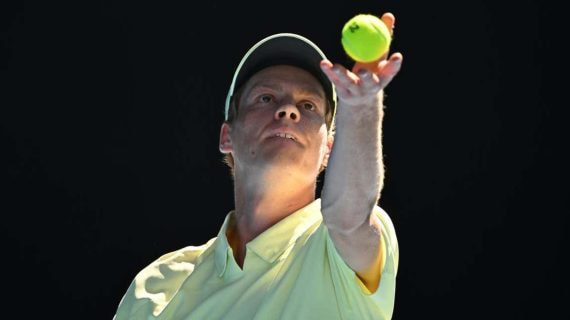 Jannik Sinner durante una exhibición de tenis.