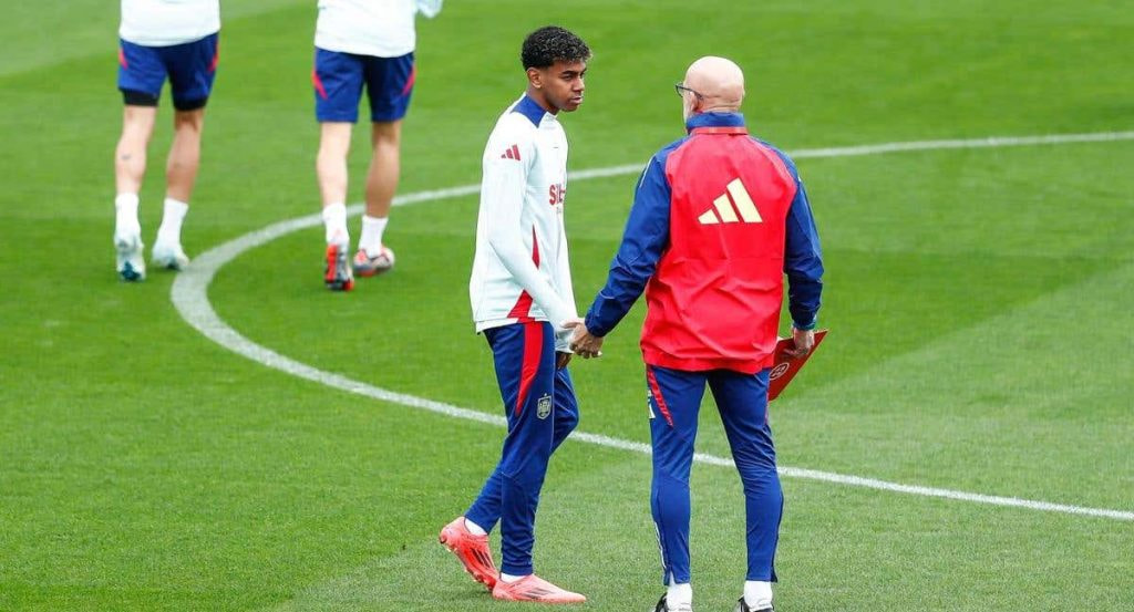 Lamine Yamal y De la Fuente, durante un entrenamiento en Las Rozas.