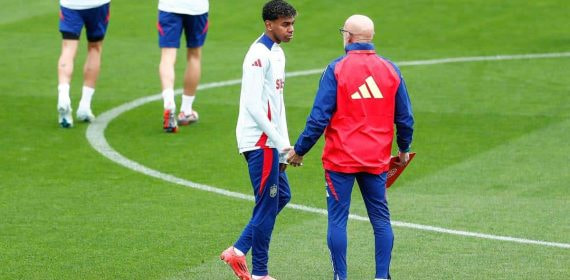 Lamine Yamal y De la Fuente, durante un entrenamiento en Las Rozas.