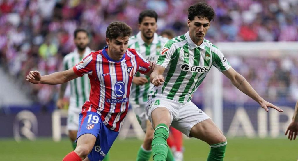 Cardoso y Julián pelean por un balón en el Metropolitano.
