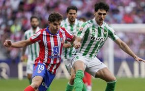 Cardoso y Julián pelean por un balón en el Metropolitano.