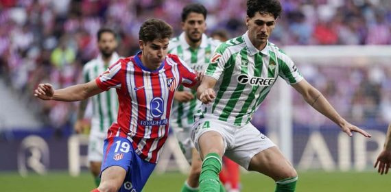 Cardoso y Julián pelean por un balón en el Metropolitano.