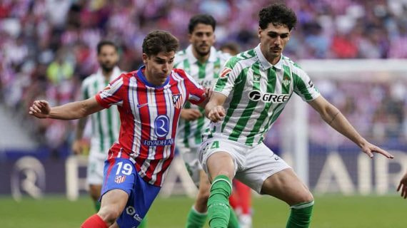 Cardoso y Julián pelean por un balón en el Metropolitano.