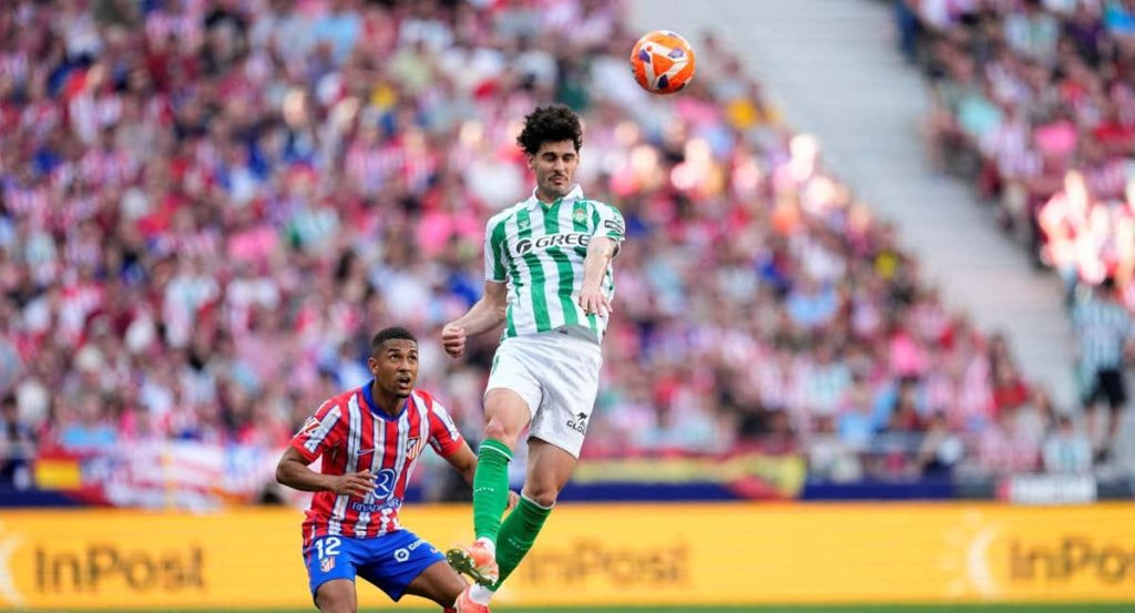 Johnny Cardoso gana un duelo en el Atlético-Betis.
