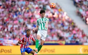 Johnny Cardoso gana un duelo en el Atlético-Betis.