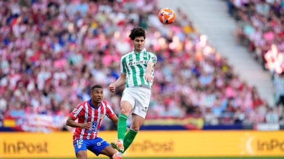Johnny Cardoso gana un duelo en el Atlético-Betis.