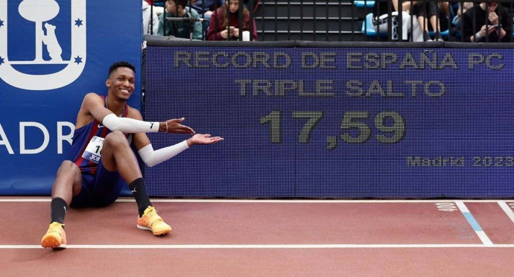 Jordan Díaz posa con su flamante récord de España.