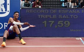Jordan Díaz posa con su flamante récord de España.