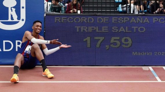Jordan Díaz posa con su flamante récord de España.