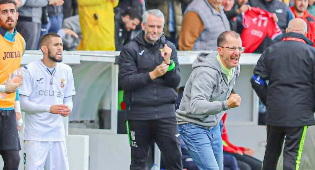 José Juan Romero celebra un gol con el Ceuta.