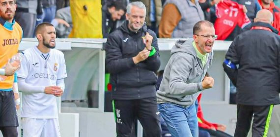 José Juan Romero celebra un gol con el Ceuta.
