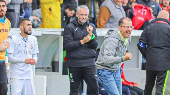 José Juan Romero celebra un gol con el Ceuta.