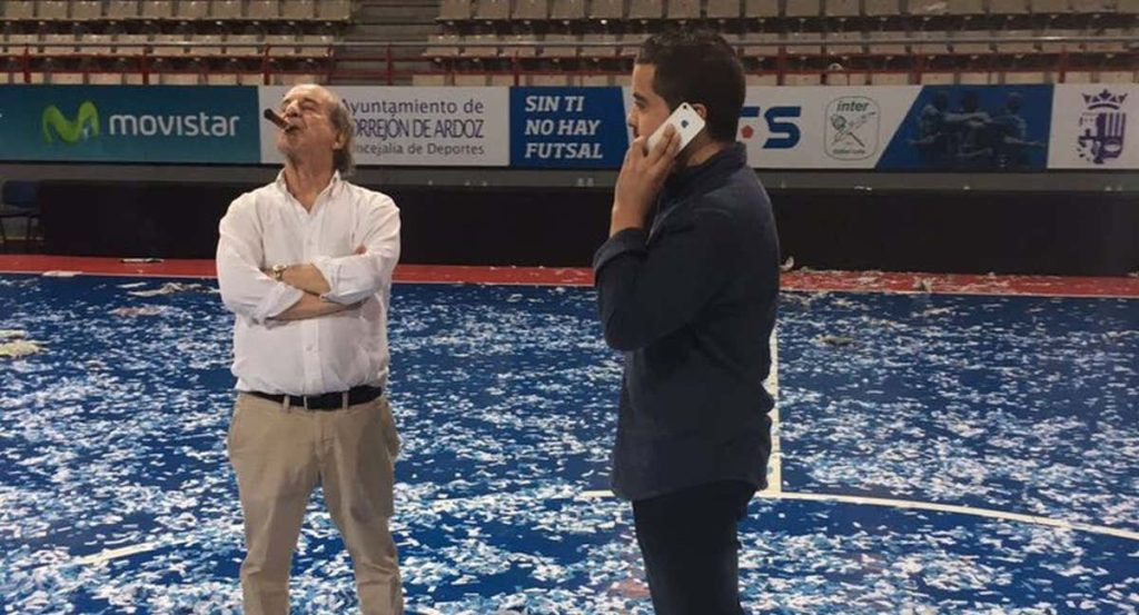 José María García se fuma un puro mientras espera a ser entrevistado por Alvar Madrid en El Partidazo de la Cope tras proclamarse campeón de Liga en 2017.