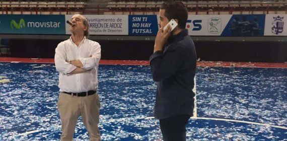 José María García se fuma un puro mientras espera a ser entrevistado por Alvar Madrid en El Partidazo de la Cope tras proclamarse campeón de Liga en 2017.