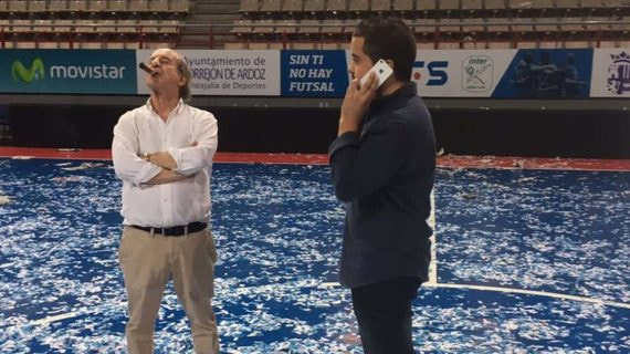 José María García se fuma un puro mientras espera a ser entrevistado por Alvar Madrid en El Partidazo de la Cope tras proclamarse campeón de Liga en 2017.