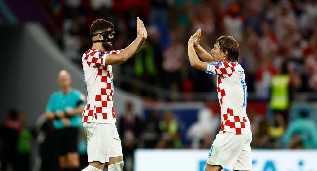 Josko Gvardiol y Luka Modric celebran la clasificación de Croacia para octavos.