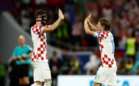 Josko Gvardiol y Luka Modric celebran la clasificación de Croacia para octavos.