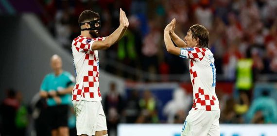 Josko Gvardiol y Luka Modric celebran la clasificación de Croacia para octavos.