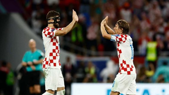 Josko Gvardiol y Luka Modric celebran la clasificación de Croacia para octavos.