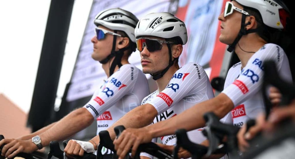 Juan Ayuso, en la previa de una etapa del Critérium de Dauphiné.