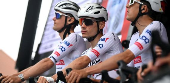 Juan Ayuso, en la previa de una etapa del Critérium de Dauphiné.