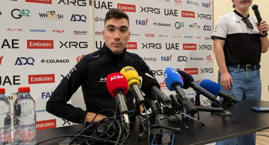 Juan Ayuso, este martes en la rueda de prensa del UAE Team Emirates en Benidorm.