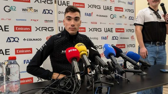 Juan Ayuso, este martes en la rueda de prensa del UAE Team Emirates en Benidorm.