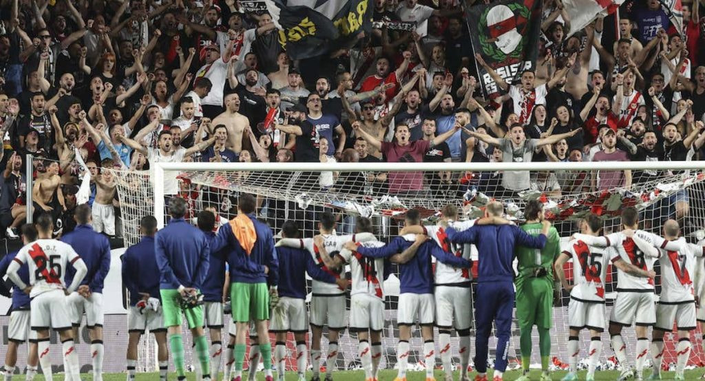 Los jugadores del Rayo Vallecano celebran con su afición una victoria de la presente Liga.