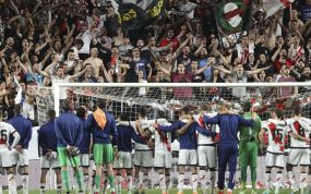 Los jugadores del Rayo Vallecano celebran con su afición una victoria de la presente Liga.