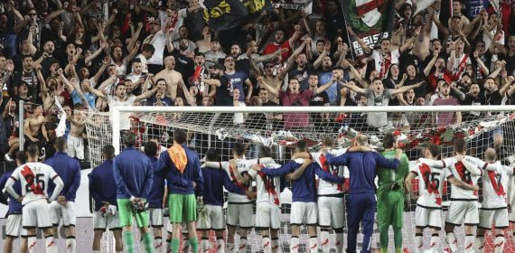 Los jugadores del Rayo Vallecano celebran con su afición una victoria de la presente Liga.