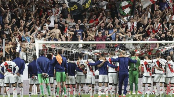Los jugadores del Rayo Vallecano celebran con su afición una victoria de la presente Liga.