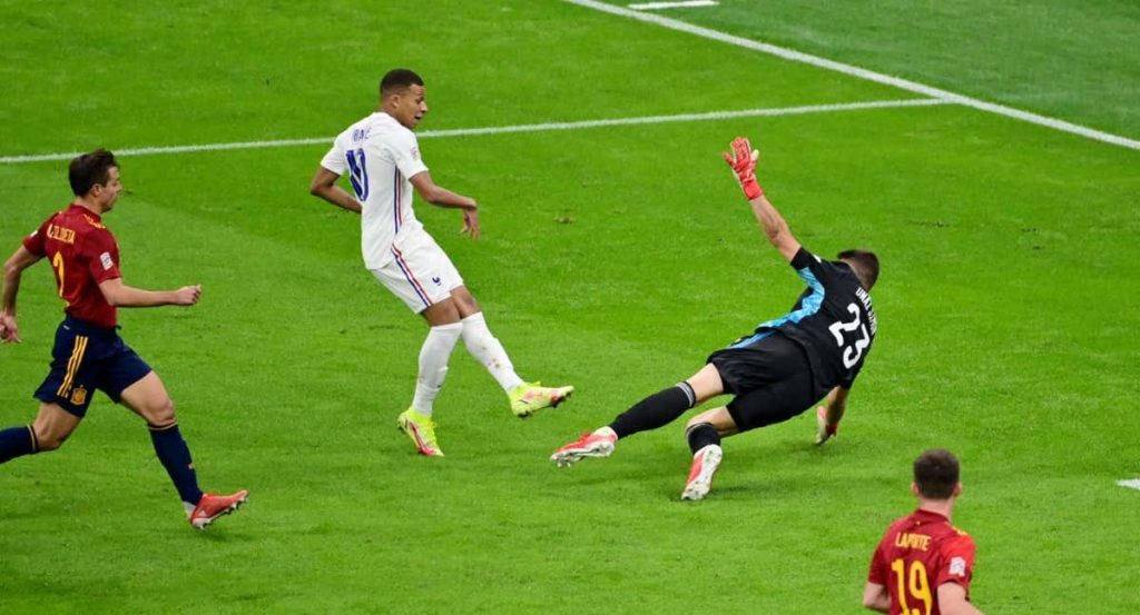 Mbappé marca ante Unai Simón en la final de la Nations League 2021.