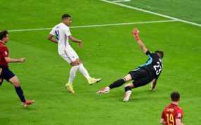 Mbappé marca ante Unai Simón en la final de la Nations League 2021.
