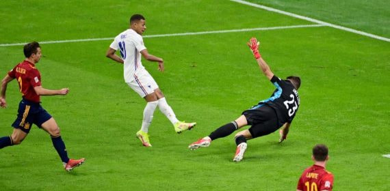 Mbappé marca ante Unai Simón en la final de la Nations League 2021.