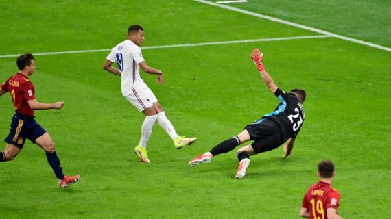 Mbappé marca ante Unai Simón en la final de la Nations League 2021.