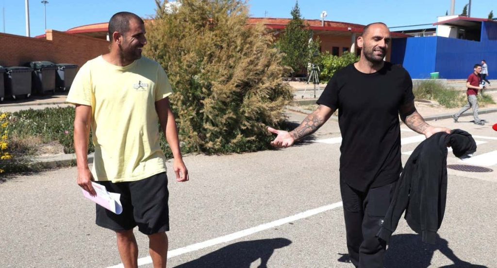 Los exfutbolistas Carlos Aranda (i) y Raúl Bravo a su salida de la prisión de Zuera (Zaragoza).