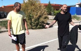 Los exfutbolistas Carlos Aranda (i) y Raúl Bravo a su salida de la prisión de Zuera (Zaragoza).