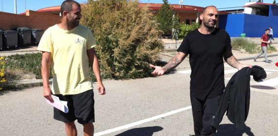 Los exfutbolistas Carlos Aranda (i) y Raúl Bravo a su salida de la prisión de Zuera (Zaragoza).