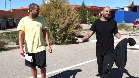 Los exfutbolistas Carlos Aranda (i) y Raúl Bravo a su salida de la prisión de Zuera (Zaragoza).