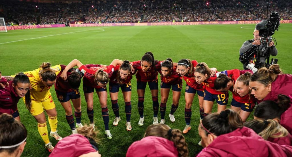 Las jugadoras de la Selección hacen piña antes de la final del Mundial ante Inglaterra.
